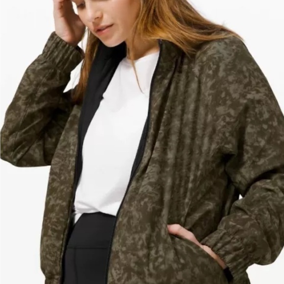 Lululemon Bombs Away Black / Olive Green Camo Print Reversible Zip Jacket Sz 6 - Picture 2 of 10